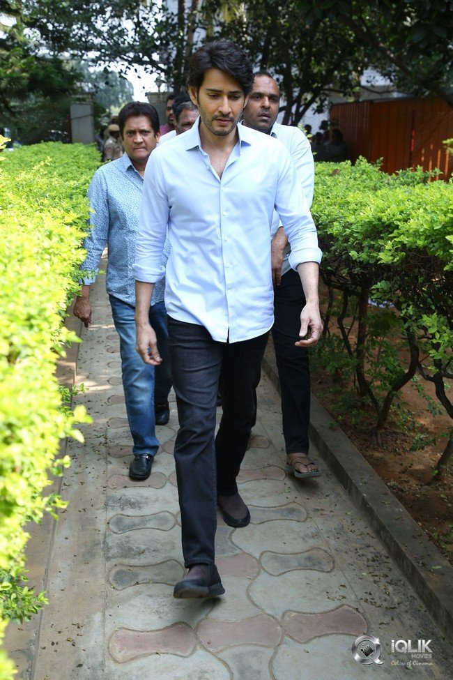 Celebrities-pay-homage-to-superstar-Krishna